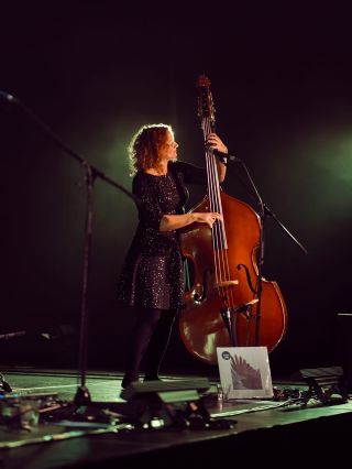 Jako malá holka, jsem byla dost živá, extrovertní, furt jsem zpívala… myslela jsem si že jednou budu stát na prknech které...